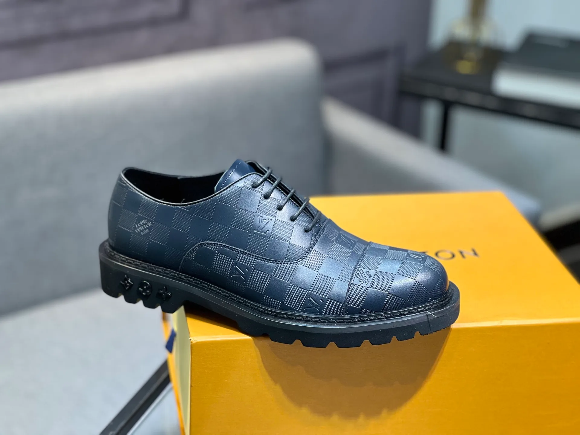 Men's shoes 💰820 [LV] - High-end quality - Upper: 🔝 tumbled cowhide, Nappa cowhide, brand logo sewn on shoe body - Lining: cowhide, foot pads; water-dyed cowhide - Outsole: TPR·rubber foam; two-color molded outsole -Super high quality control·Fine workmanship: highlighted (high-end·luxury·grade) -Size: 39-44 (38 45 can be customized)